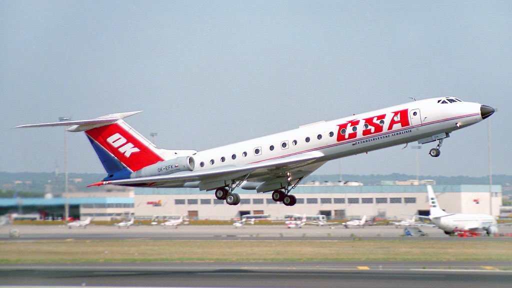 🇨🇿 Après 101 ans d’existence, Czech Airlines tirera sa révérence demain.

Le tout dernier vol va décoller de Paris CDG pour Prague demain, le 26 octobre.

▫️En 1929, ČSA exploitait le premier vol régulier international de Prague à Paris. À l’époque communiste, la compagnie