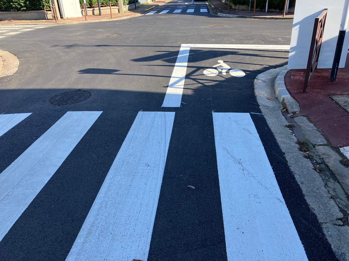 euar_95's tweet photo. À #Eaubonne, un plan-vélo dangereux et irréfléchi, avec des aménagements aléatoires qui mettent en danger tous les usagers ! #EUAR s'oppose à ce "plan-vélo" qui ne consiste qu'à diviser encore plus sur le partage de la voirie... https://t.co/uHaxOxGsfl
