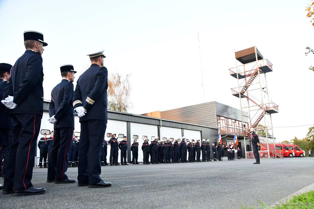 pompiers36's tweet photo. 🧑‍🚒 Ce jeudi 24 octobre, a eu lieu la prise de commandement du centre de secours principal du #Blanc par le lieutenant Quentin Tritschler, en présence de Thibault Lanxade, @Prefet36 et de @FleuretMarc, président du conseil d’administration. https://t.co/q7Khg6Jk29