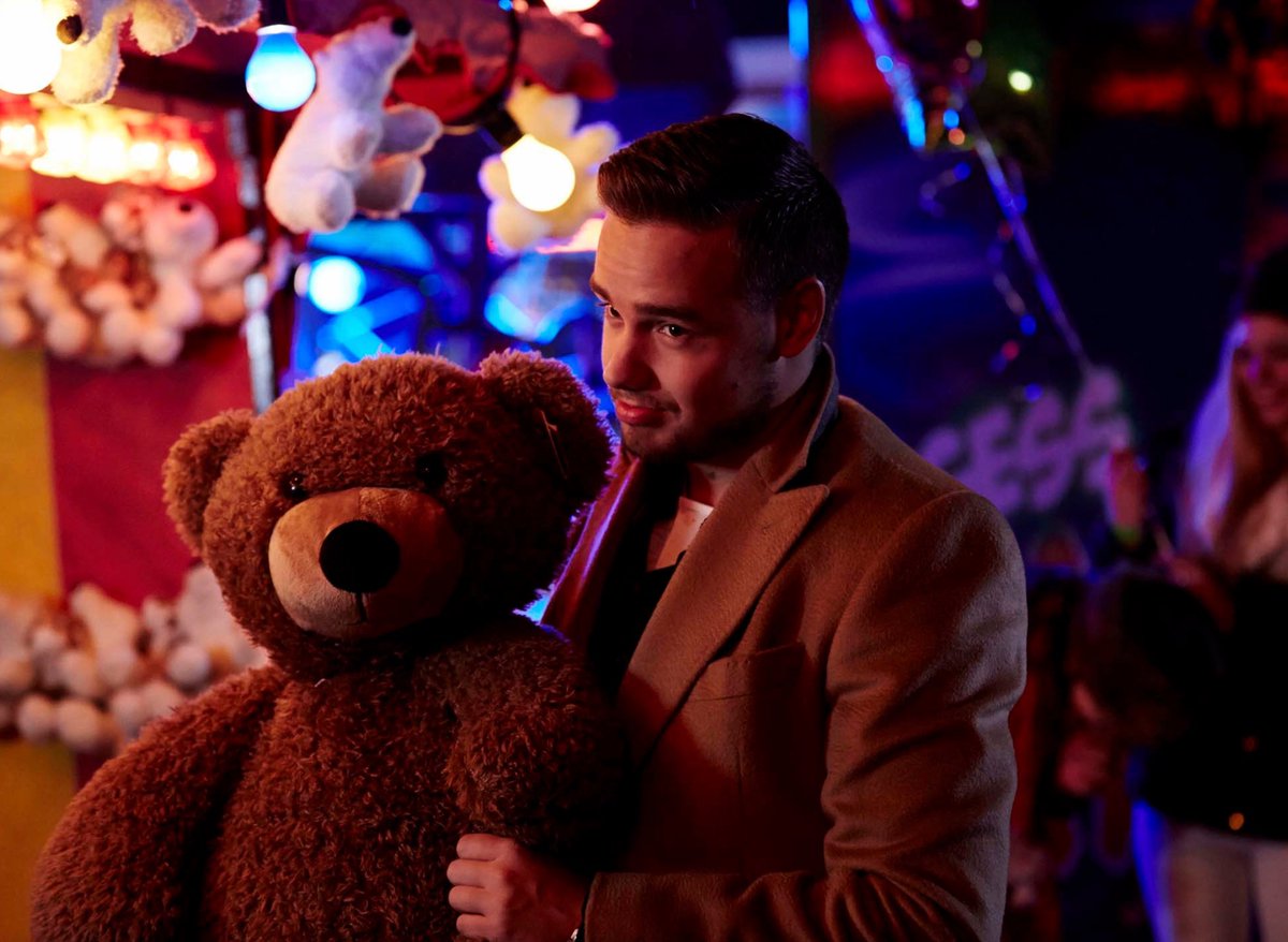 One Direction's "Night Changes" re-enters this week's UK singles chart at a new all-time peak of #6.

It out-peaks its original 2014 peak of #7.