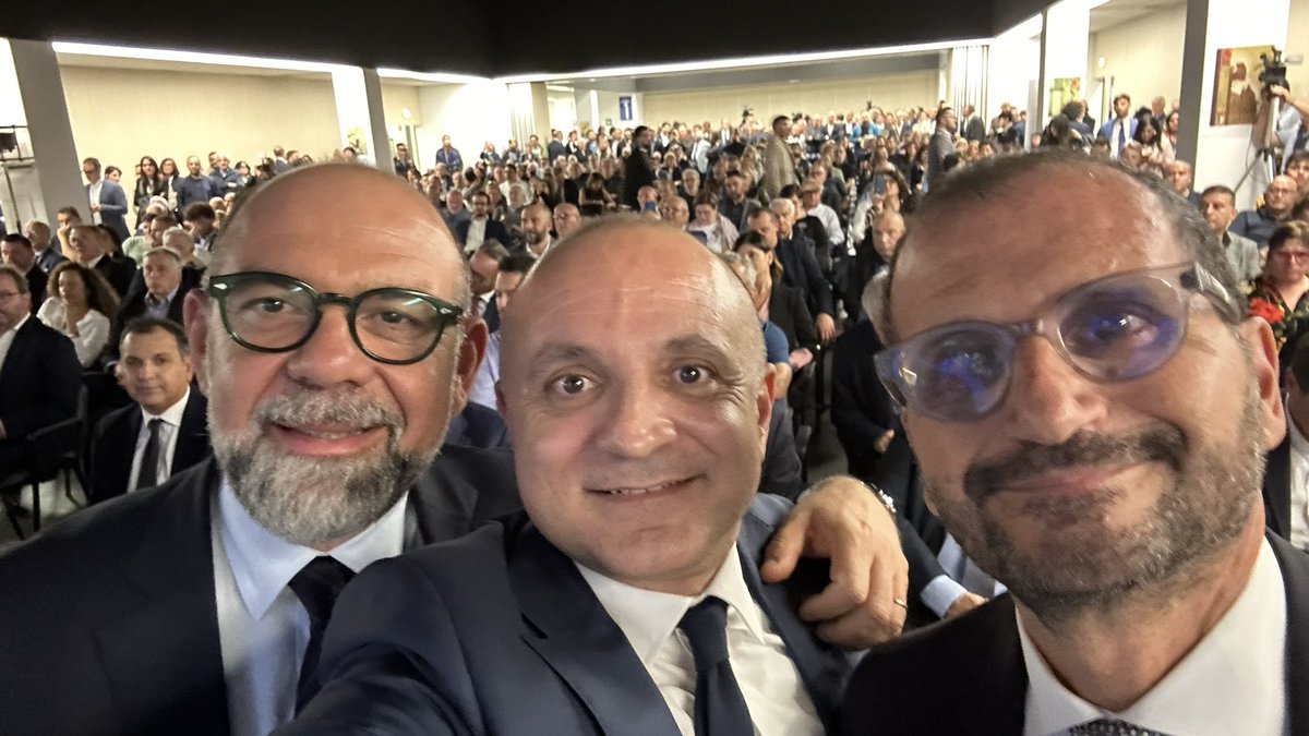Mauro D'Attis (@maurodattis) on Twitter photo A Bari in una sala strapiena il centrodestra si riunisce e celebra i 2 anni del Governo Meloni. Ci siamo! <a href="/forza_italia/">Forza Italia</a> <a href="/marcellogemmato/">Marcello Gemmato 🇮🇹</a> <a href="/RobertoMarti74/">Roberto Marti</a> A Bari in una sala strapiena il centrodestra si riunisce e celebra i 2 anni del Governo Meloni. Ci siamo! <a href="/forza_italia/">Forza Italia</a> <a href="/marcellogemmato/">Marcello Gemmato 🇮🇹</a> <a href="/RobertoMarti74/">Roberto Marti</a>