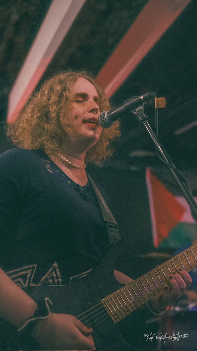 maxmobarry's tweet image. Did my makeup right before going onstage (feat. my dimples, once again)

@flummoxband 🍉
📸: Jagwire Media || Gainesville, FL