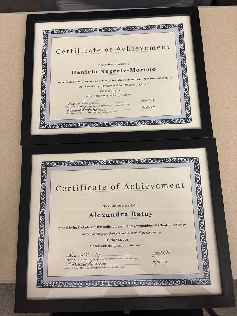 Two of my students won awards for their talks at the SE Professional Fruit Workers conference! ⭐️ Congrats <a href="/DanielaNM21/">Daniela Negrete</a> and <a href="/AlexandraRatay/">Alexandra Ratay</a> !! Practice talks pay off 😉