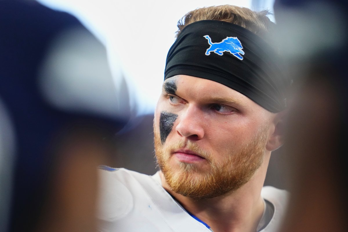 NFLonCBS's tweet photo. Aidan Hutchinson STILL leads the NFL in QB hits (17) and Pressures (45).

He has only played in 5 games this season.

Absolute force. https://t.co/dI1sDDN26U