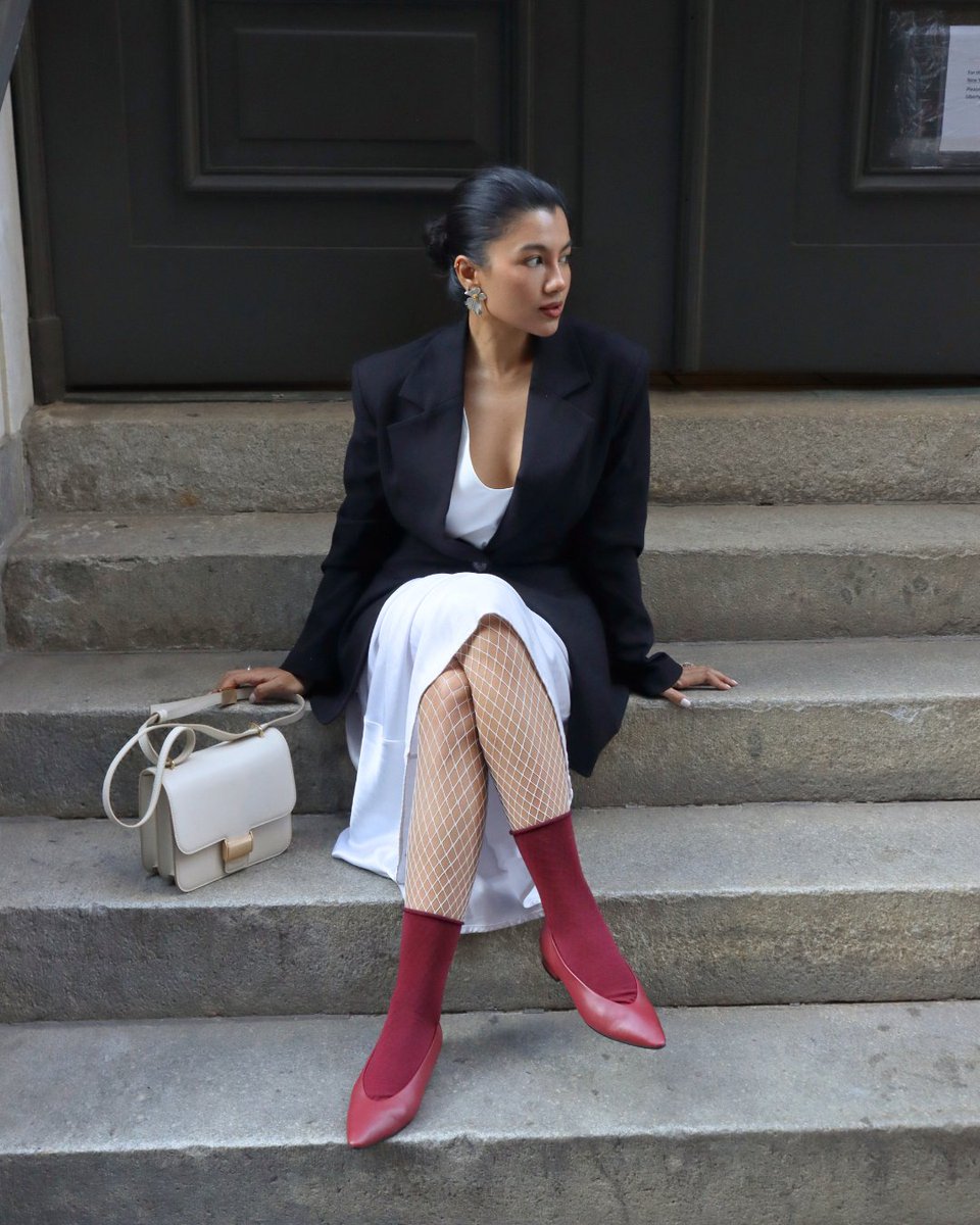 tabio_usa's tweet image. Styling Fishnet Knee-High Socks + our wool crew socks create a great layered look. Our fishnet socks can APPEAR like full stockings, but you can wear them without any discomfort around your thighs or belly. 

#FashionSocks #falloutfitideas #socksforfall #fallfashion #fallstyle