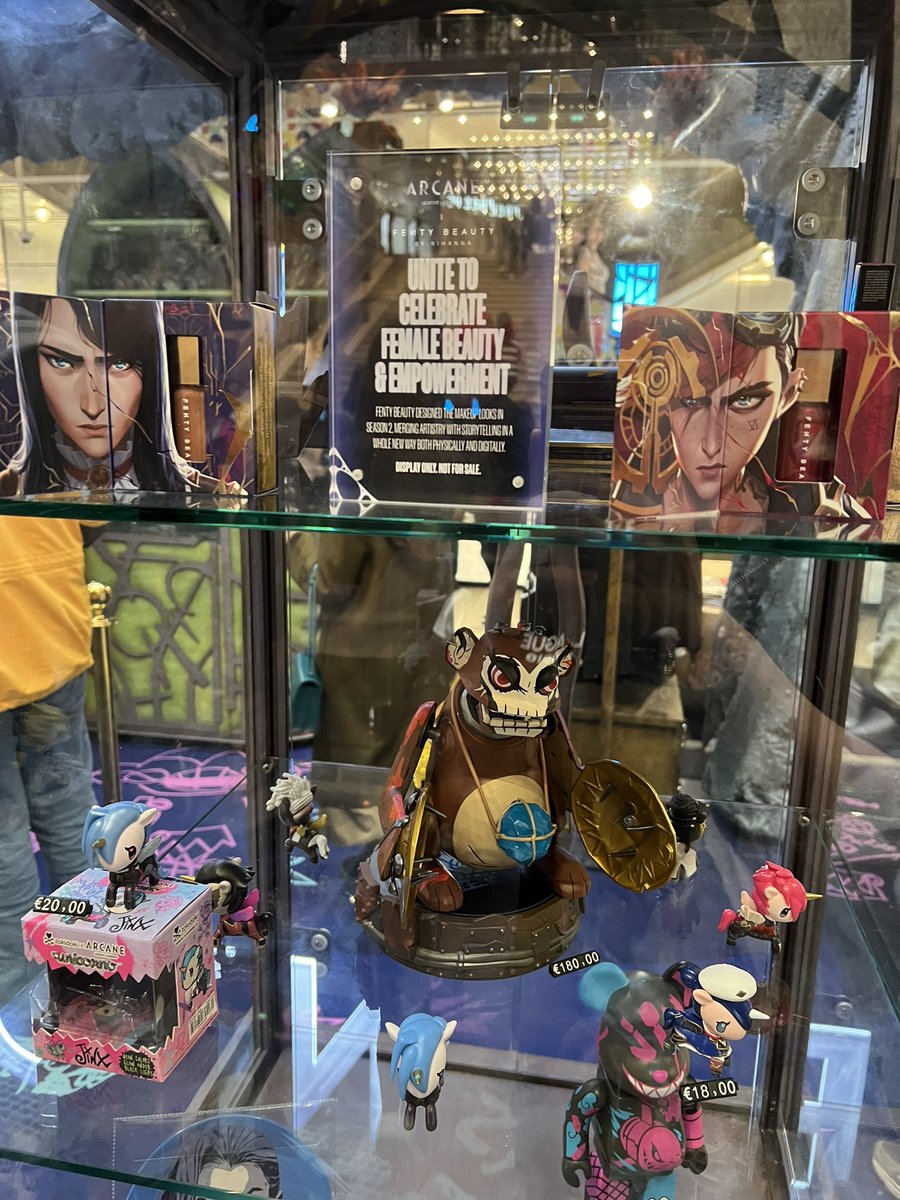 RiotPupulasers's tweet image. The team did such an amazing job with the Arcane Pop-up in Paris! 2 more weeks for Season 2 drop squeeeeee