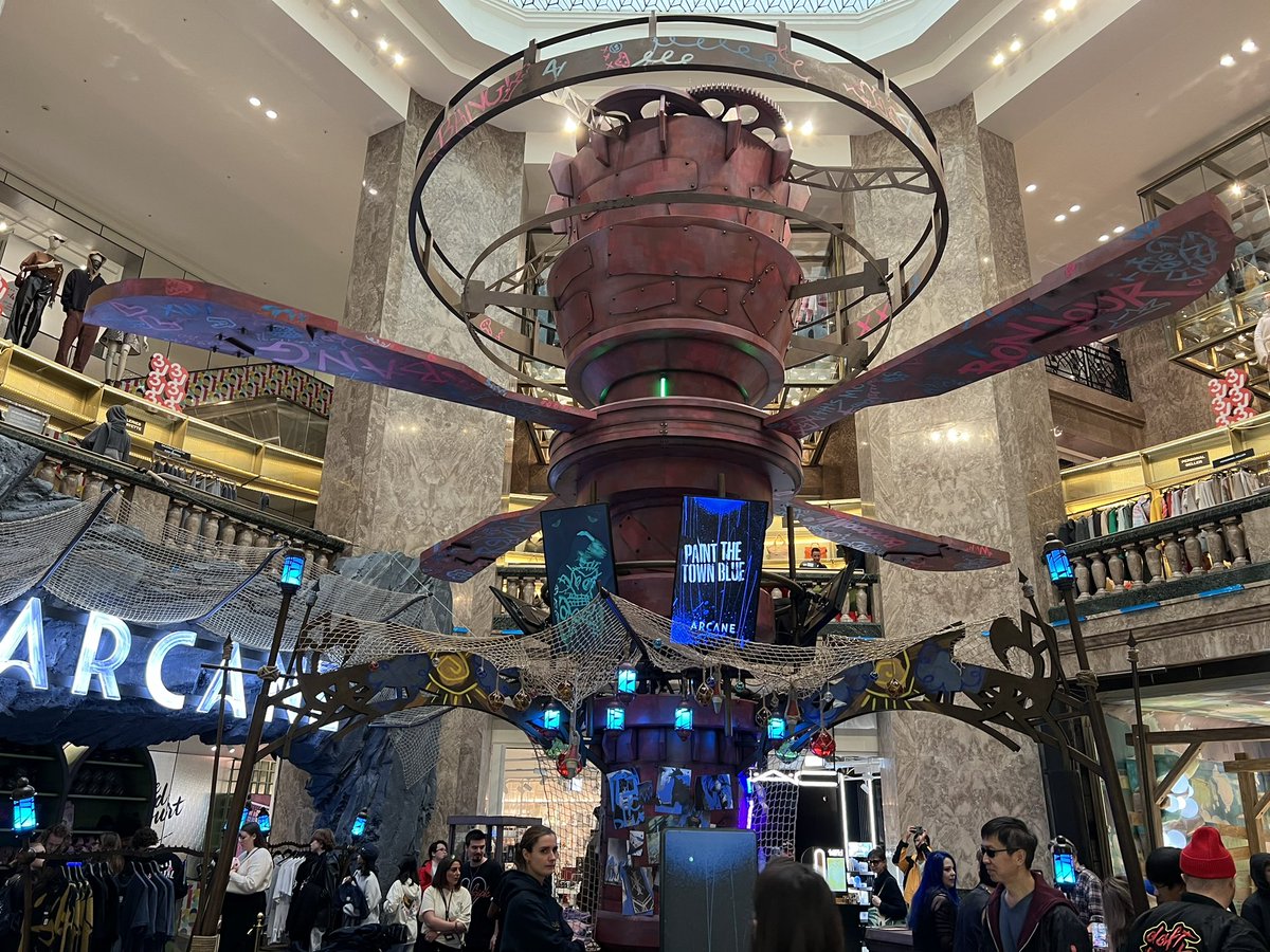 RiotPupulasers's tweet image. The team did such an amazing job with the Arcane Pop-up in Paris! 2 more weeks for Season 2 drop squeeeeee