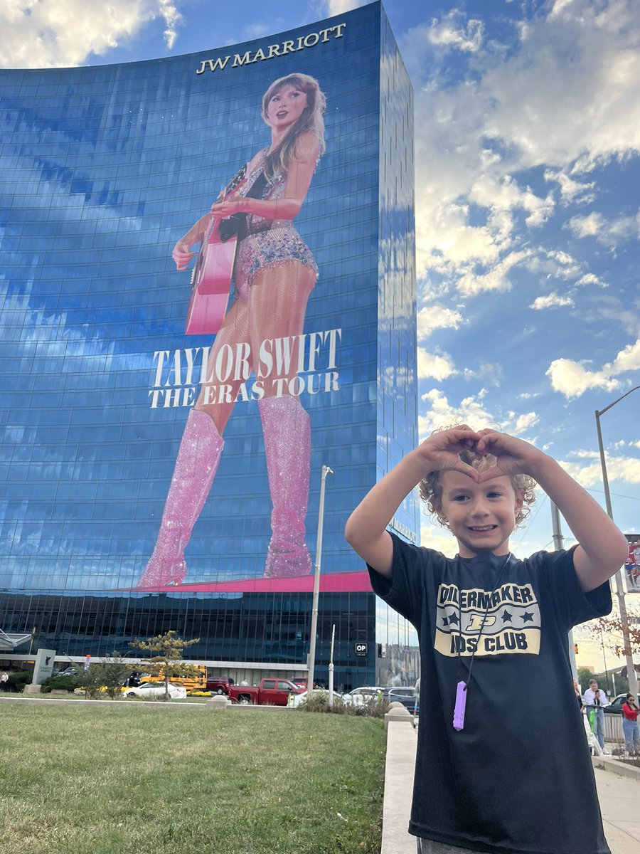 LoAsh85's tweet photo. Fitzy is loving all the Taylor Swift in town 💕 https://t.co/Jr3OMjztyn