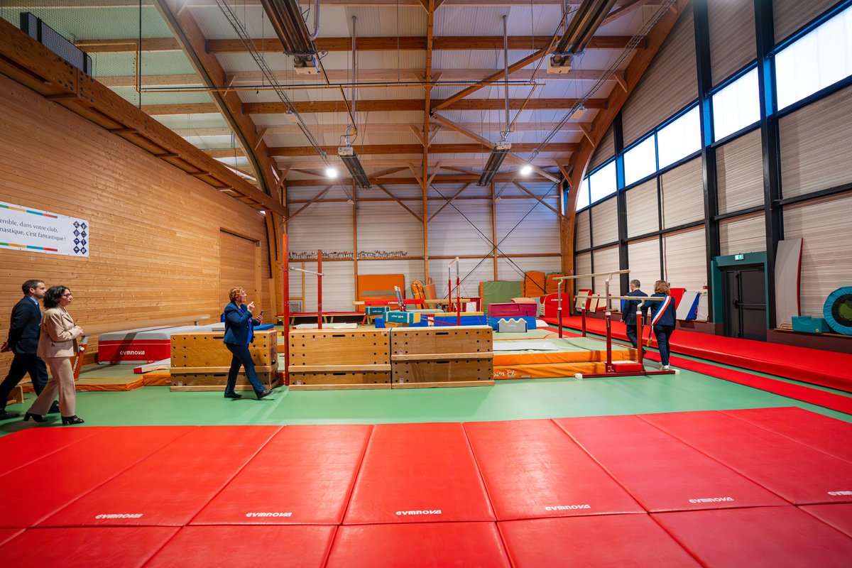 👏🏼 Éclairage LED, isolation des façades et de la toiture, pose de panneaux photovoltaïques… Magnifique rénovation énergétique de la salle omnisports de Bavans ! 🌿

Un bâtiment utilisé par une dizaine d’associations, composé de deux salles dont l’une avec terrains omnisports et