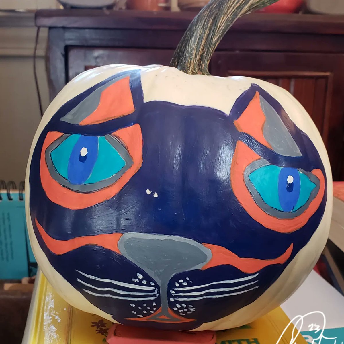 CassieJFox's tweet photo. #FelineFriday #FridayFlashback2023 Last year's painted π Of course it has a cat theme. π #SouthernBelleFelines #PaintedPumpkins #Halloween #CatTheme #Meezers #TortieGirl #TabbyCats #Boo π» π± π» π π π πΎ #October #Fall https://t.co/qG1HuMZAE7