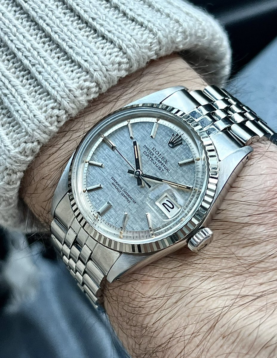 Jonatha60667679's tweet photo. Alerte Dinguerie cette Rolex 1601 cadran lin est désormais disponible. 
Une patine de folie du tritium et un lin gris magnifique. La montre est vendue avec boîte et papiers d’époque. 
Tout cela pour 4950€ livrée. https://t.co/ZsW4pcijpU
