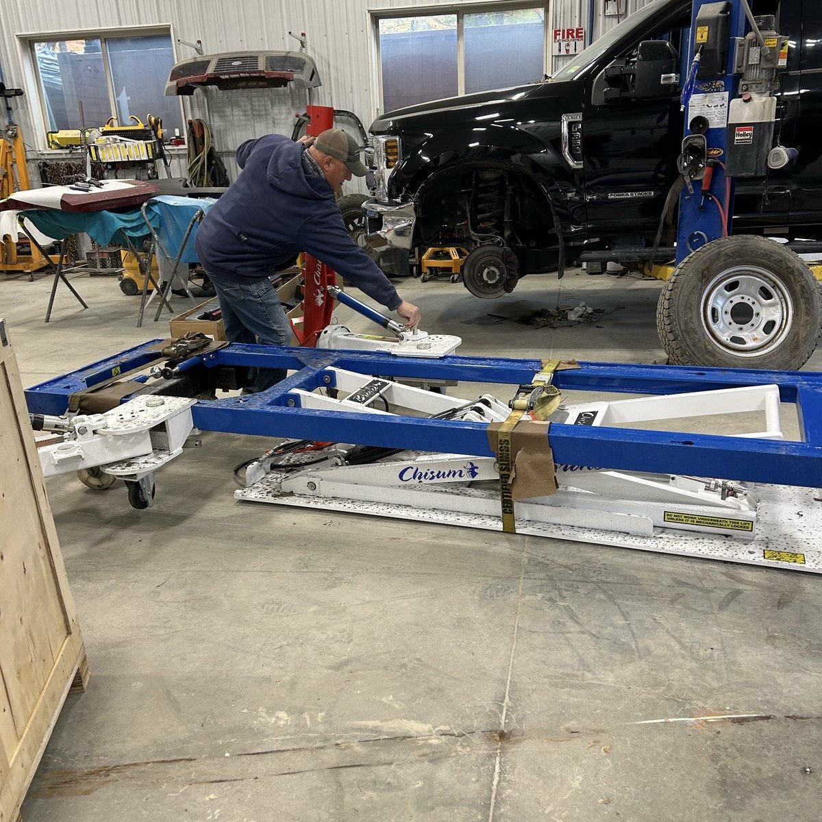 LombardEqpt's tweet image. Mountain View Autobody and Sign Design in VT just upgraded with a new Chisum frame machine! This multi-functional, easy-to-use tool is ready to tackle any job that comes its way. Here’s to streamlined work and top-quality results!

#lombardequipment #chisum_usa  #framemachine