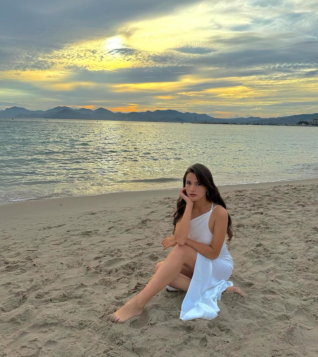 Cannes’ta bir beyaz kuğu: Yağmur Yüksel diziliyorum.com/cannesta-bir-b…… #yağmuryüksel #kançiçekleri #dilan #diziliyorum #birdakika #kuğu #CannesFrance