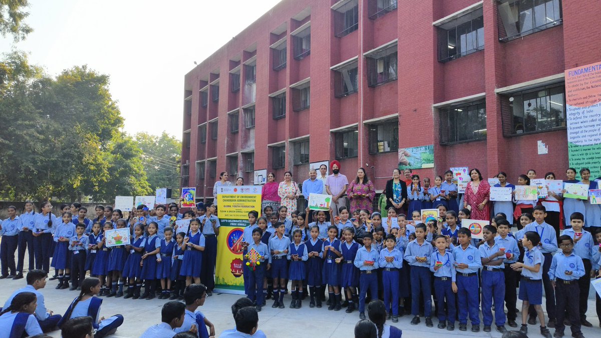 SchoolEduChd's tweet photo. #GreenDiwali
Department of environment in association with @CpccChd
is running the campaign of #GreenDiwali to sensitize Students @SchoolEduChd .  Today the students and staff took the pledge to keep this diwali 
#Crackerfree 
@YASMinistry 
@MissionLiFE_ 
@cbseindia29 
@MCChandigarh 
@chandigarh_admn