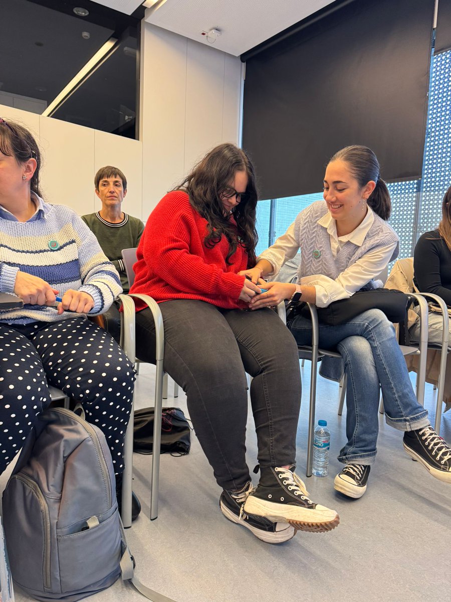 Seguimos celebrando el #DíamundialTerapiaOcupacional2024 . Por la tarde llega el momento de talleres para profesionales. Cuidado de manos, tan importantes para nuestro trabajo. Gracias a nuestras compañeras MPilar Pardo y Cristina de la Fuente
#TerapiaOcupacional
#CambiaelGesto