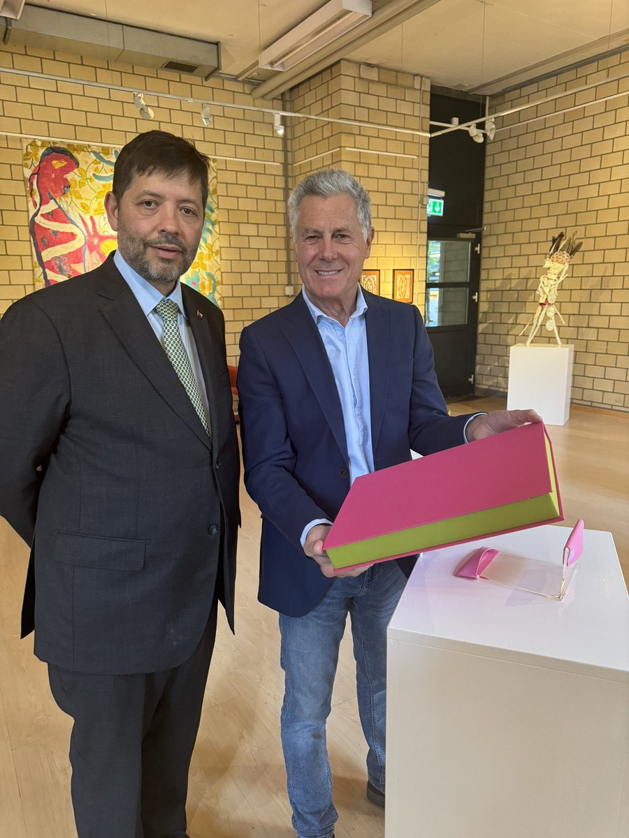 El embajador <a href="/ftressler/">Frank Tressler</a> inauguró en Zúrich🇨🇭la nueva exposición del artista 🇨🇱<a href="/pablosiebel/">Pablo Siebel</a> que recoge sus últimos trabajos junto a obras de la serie “El bosque de las mujeres olvidadas” expuestas en Madrid. La muestra estará en <a href="/KunstimWest/">Kunst im West</a> hasta el 21/11 🎨
#art #ChileanArtist