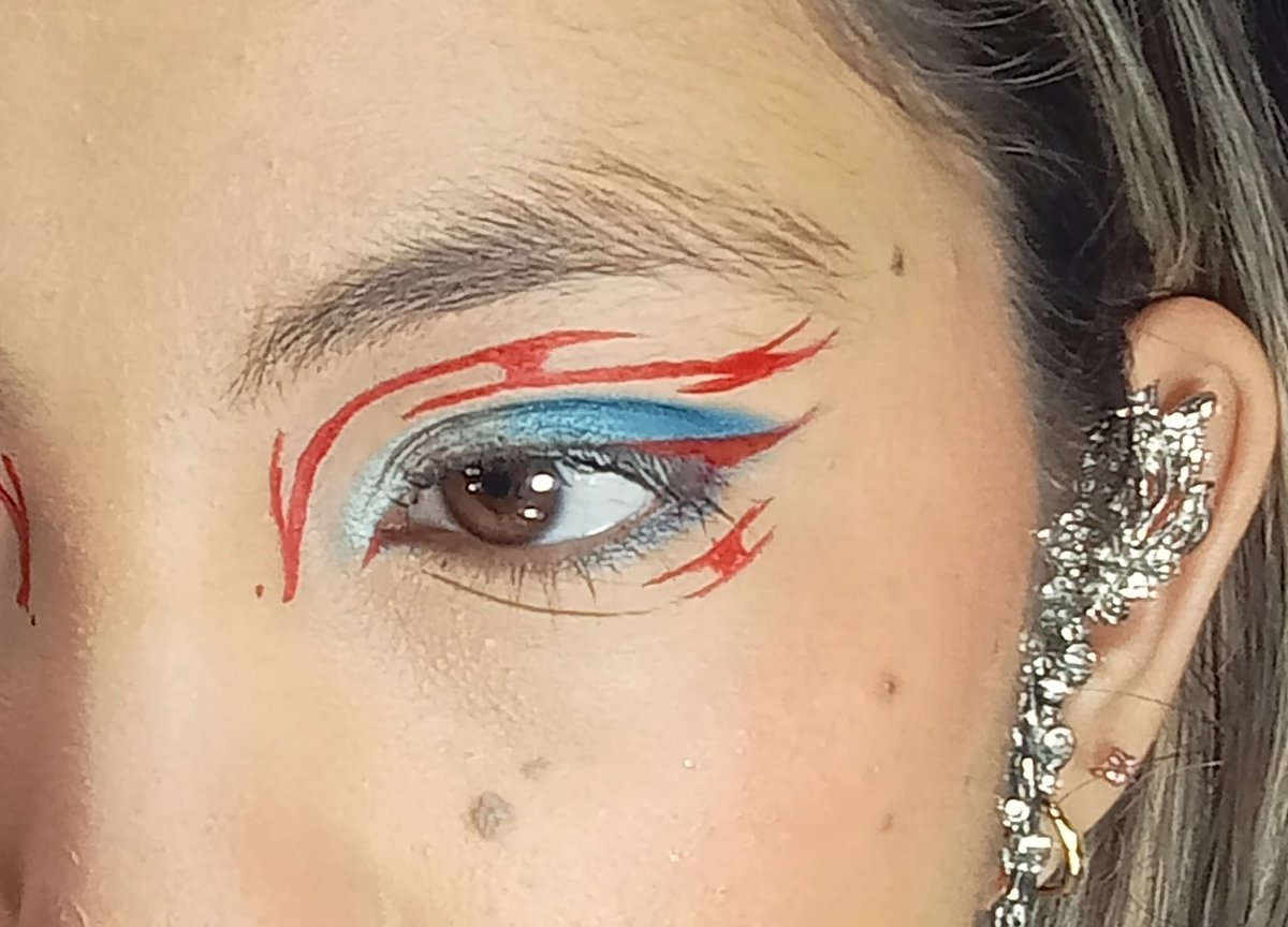 fraiselette's tweet image. Probando que el diseño de Optimus en el live action no es feo dropeando un maquillaje para salir a servir cunt
#makeup #Transformers #optimusprime #maccadams