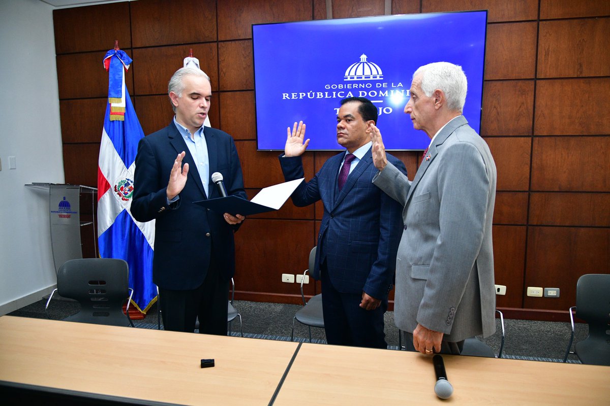 Eliasbaezd's tweet photo. Hoy asumo el cargo encomendado por el presidente de la República @luisabinader, para defender los derechos de los afiliados de la seguridad social. 

Eficiencia y honestidad! https://t.co/vgAfHswjI0