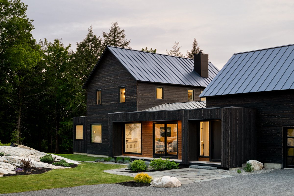 nakamotoforest's tweet photo. Sunset at the Shelburne Pond Home 🔥 👀 

See the full project gallery for more inspiration at: https://t.co/R6EpESOnVb 

Product: Pika-Pika® Linseed Black + Linseed Amber
Architect: @joanheatonarchitects
Photography: @ryanbentphoto

#yakisugi #shousugiban #pikapika https://t.co/z9ZBF94KQd