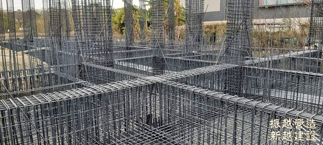 تُستخدم اللبشة الكمرية في الأساسات الحصيرية عندما تكون التربة ضعيفة أو انتفاشية، أو عند الحاجة لتحمل أحمال كبيرة، أو في حالة المسافات الصغيرة بين الأعمدة، حيث تكون الكمرات حلاً لتوزيع الأحمال وتحقيق استقرار إضافي للمبنى