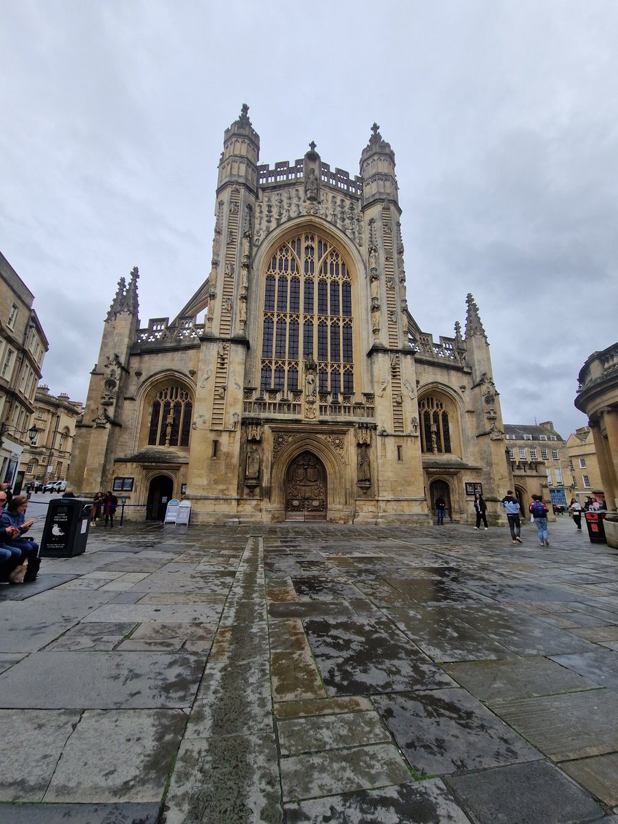 PhoenixMaghull's tweet image. The @LEPMHS students have had a fun filled afternoon in #Bath today.
Utilising their free time before our visit to @RomanBathsBath later by going to vintage shops, playing mini golf, purchasing ice cream and much more.
⛳️🍦