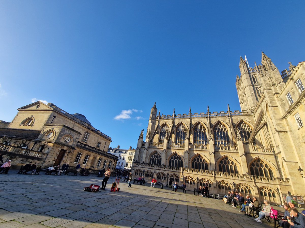 PhoenixMaghull's tweet image. The @LEPMHS students have had a fun filled afternoon in #Bath today.
Utilising their free time before our visit to @RomanBathsBath later by going to vintage shops, playing mini golf, purchasing ice cream and much more.
⛳️🍦