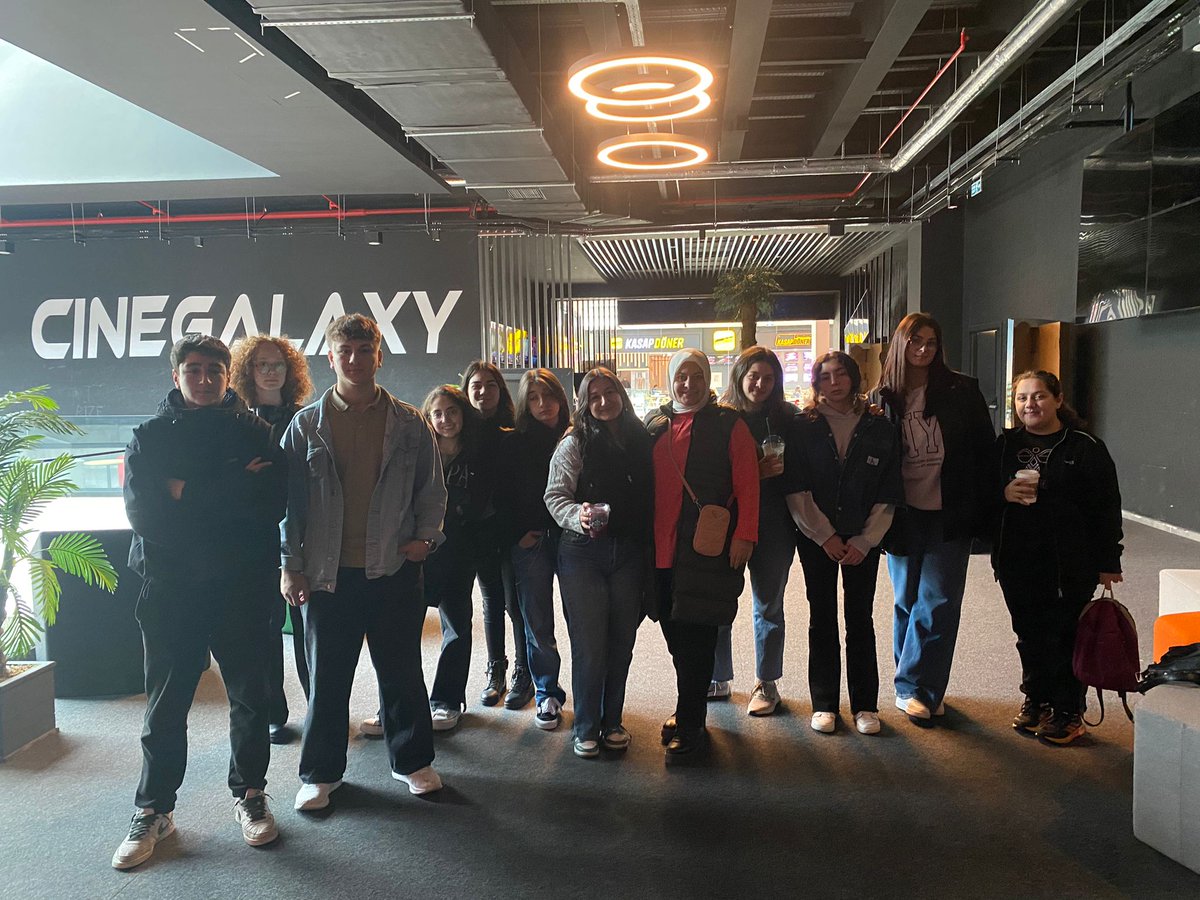 Hamidiye Çözüm Koleji Fen Lisesi 10. sınıf öğrencilerimiz 29 Ekim Cumhuriyet Bayramı münasebetiyle mükemmel bir film etkinliği gerçekleştirdi.

Öğrencilerimiz beyaz perdenin heyecan dolu dünyasında 29 Ekim coşkusunu Bir Cumhuriyet Şarkısı filmi eşliğinde yaşadı.