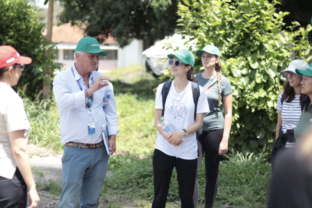 APCColombia's tweet photo. 🌿 Continuamos con nuestra programación en la #COP16Colombia 🙌. Nos encontramos en @SomosAGROSAVIA, #Palmira, con una delegación de la Fundación Finanzas para la Biodiversidad, formada por ejecutivos y banqueros de 28 países europeos.  #CooperarParaConservar🌍 https://t.co/vD2A0qTPnU