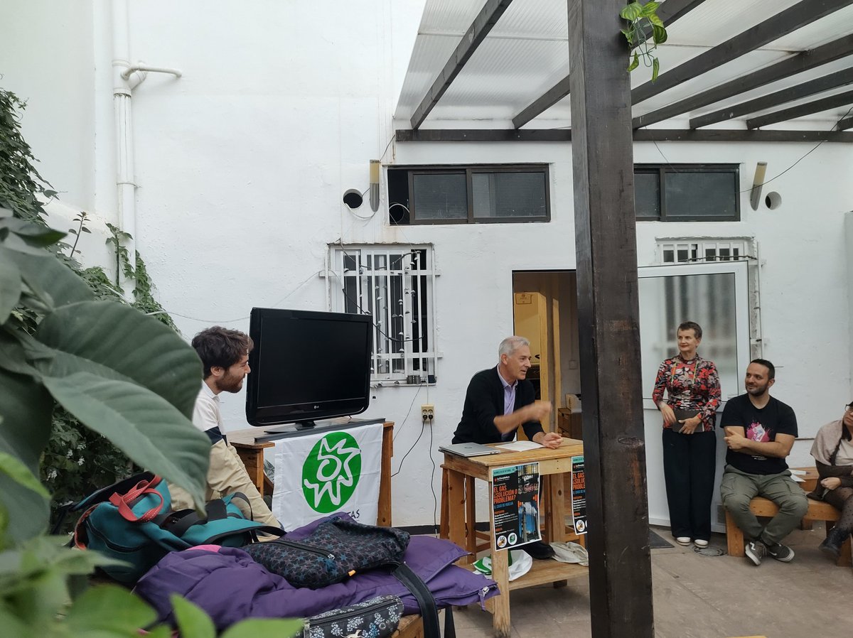 Cerramos la charla escuchando a Paco García, compañero de <a href="/ecologistas/">Ecologistas en Acción</a> Huelva. Nadie mejor que él para conocer de primera mano la lucha de décadas frente a los intereses de las grandes empresas contaminantes. 
Un privilegio poder escuchar a estos defensores de su tierra