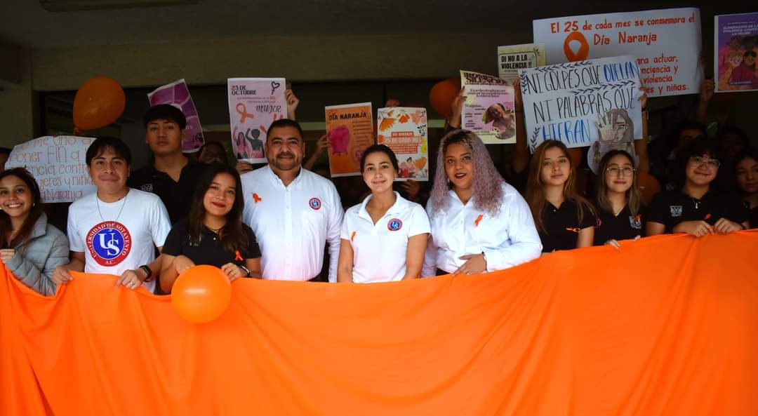 Con una marcha silenciosa pasada por lluvia, carteles y un moño gigante, conmemoramos hoy el Día Internacional de la Eliminación de la Violencia contra la Mujer.🧡