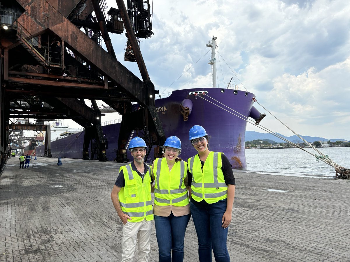 And finally the boat loading #corn in Santos, w/ <a href="/dayannesousa/">Dayanne Sousa</a> <a href="/jongilbert9/">Jon Gilbert</a>