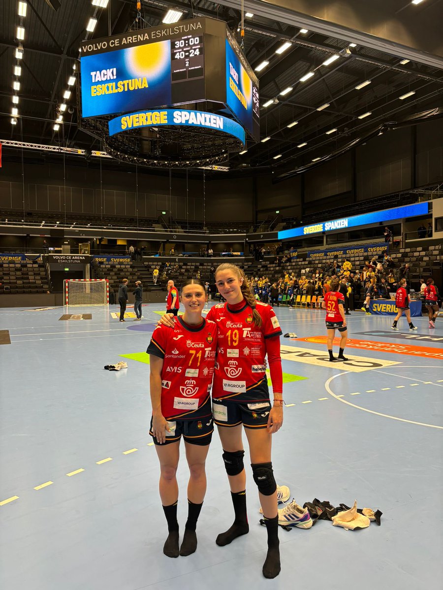 Primer partit de les jugadores del KH-7 BM Granollers, Cristina Polonio i Ester Somaza, amb las Guerreras! 🔝🔥

#BMGx80 #OrgullBMG🔵⚪️