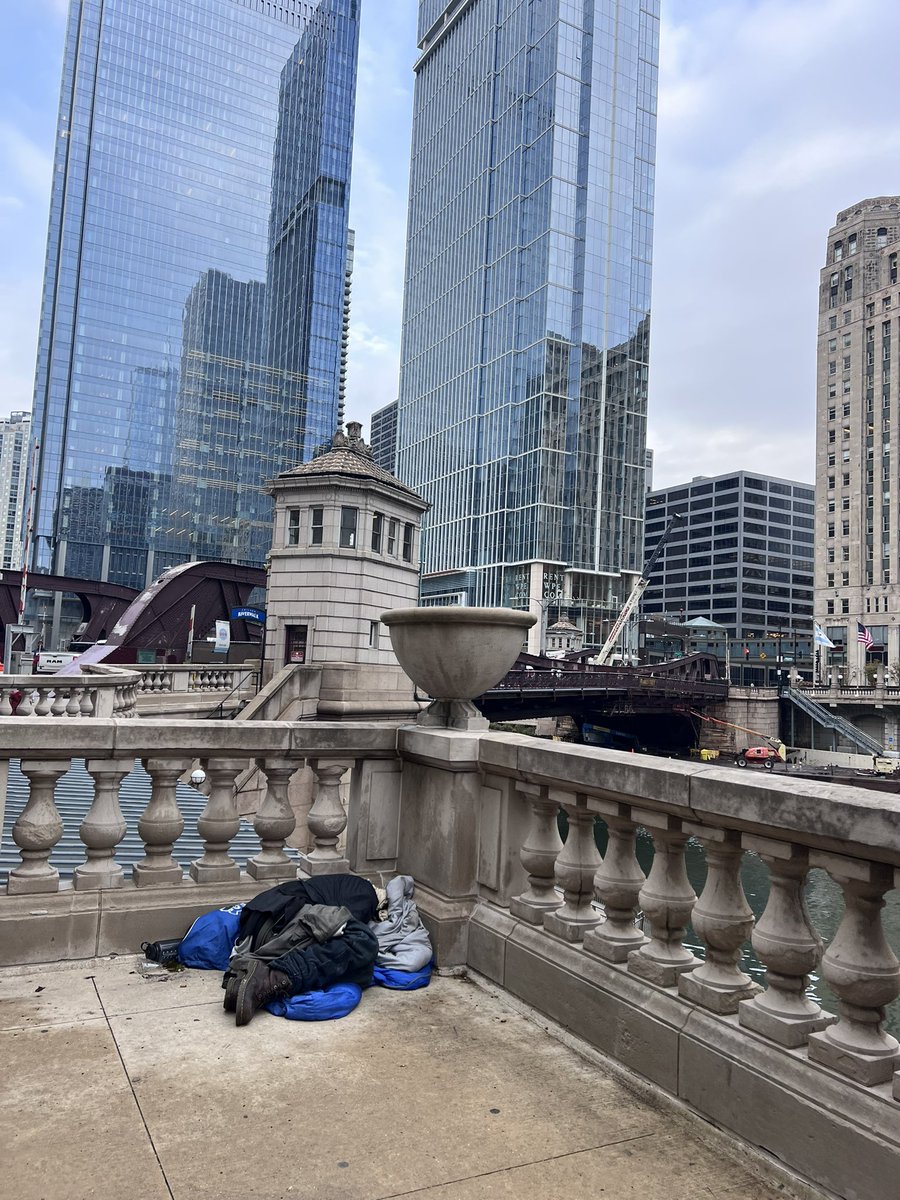 vikas_tatad's tweet image. आसमान छूते मकान, 
नीचे सिसकते बेघर इंसान। 

रोशनी से भरे घर, 
रात में ठंड से ठिठुरते बेघर । 

अमरिका की कड़वी सच्चाई, 
इनका कोण हे यहा भाई ।