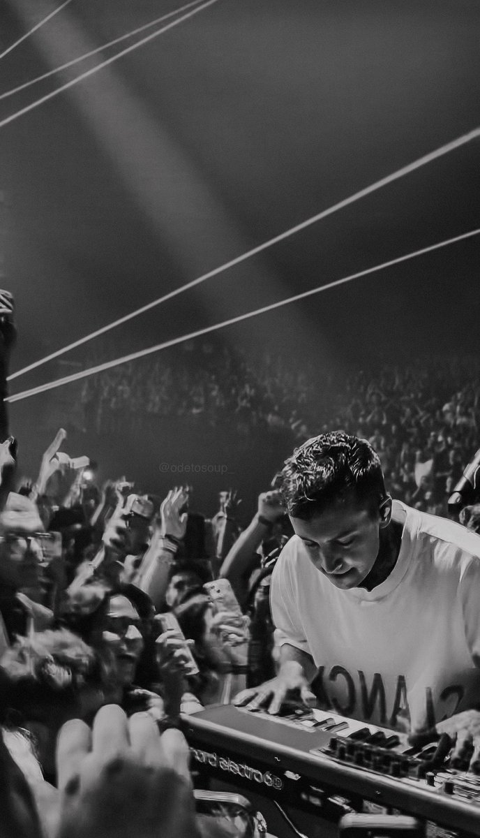OdeToSoup_'s tweet photo. clancy tour phoenix/vegas grayscale - a thread (1) 📸
#clancyvegas #clancyphx #clancyphoenix #clancyworldtour #twentyonepilots #cliqueart #clancytour @tylerrjoseph @joshuadun @twentyonepilots https://t.co/x5WSVyvBWF