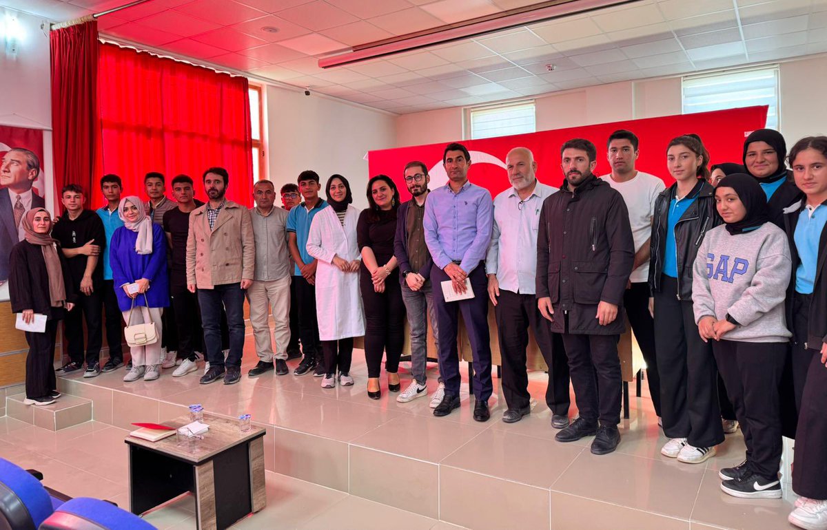 📢Fakültemiz akademik personeli Dr. Öğr. Üyesi Fadime Tikbaş ve Dr. Araştırma Görevlisi Ufuk Sarıtaş Samsat Lisesinde "Okuma ve Dinleme Kültürü Üzerine" bir söyleşi gerçekleştirdiler. Söyleşide okuma kavramı, dinleyici ve anlatı ilişkisi üzerinde duruldu. 👏👏👏