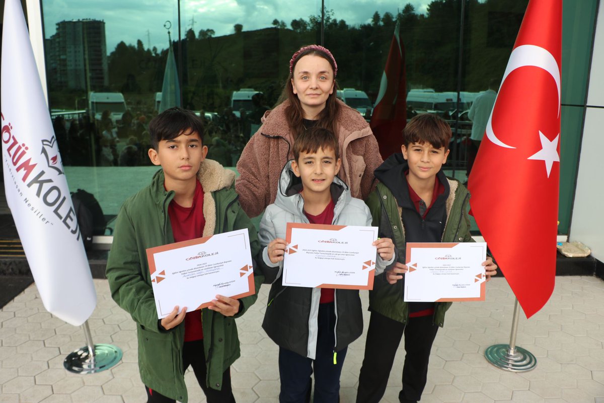 Hamidiye Çözüm Koleji olarak bir haftayı daha başarılarla ve güzel anlarla geride bırakmanın mutluluğunu yaşıyoruz.

İstiklal Marşı törenimiz öncesinde akademik ve sportif alanlarda başarı gösteren öğrencilerimize başarı belgelerini ve hediyelerini takdim ettik.