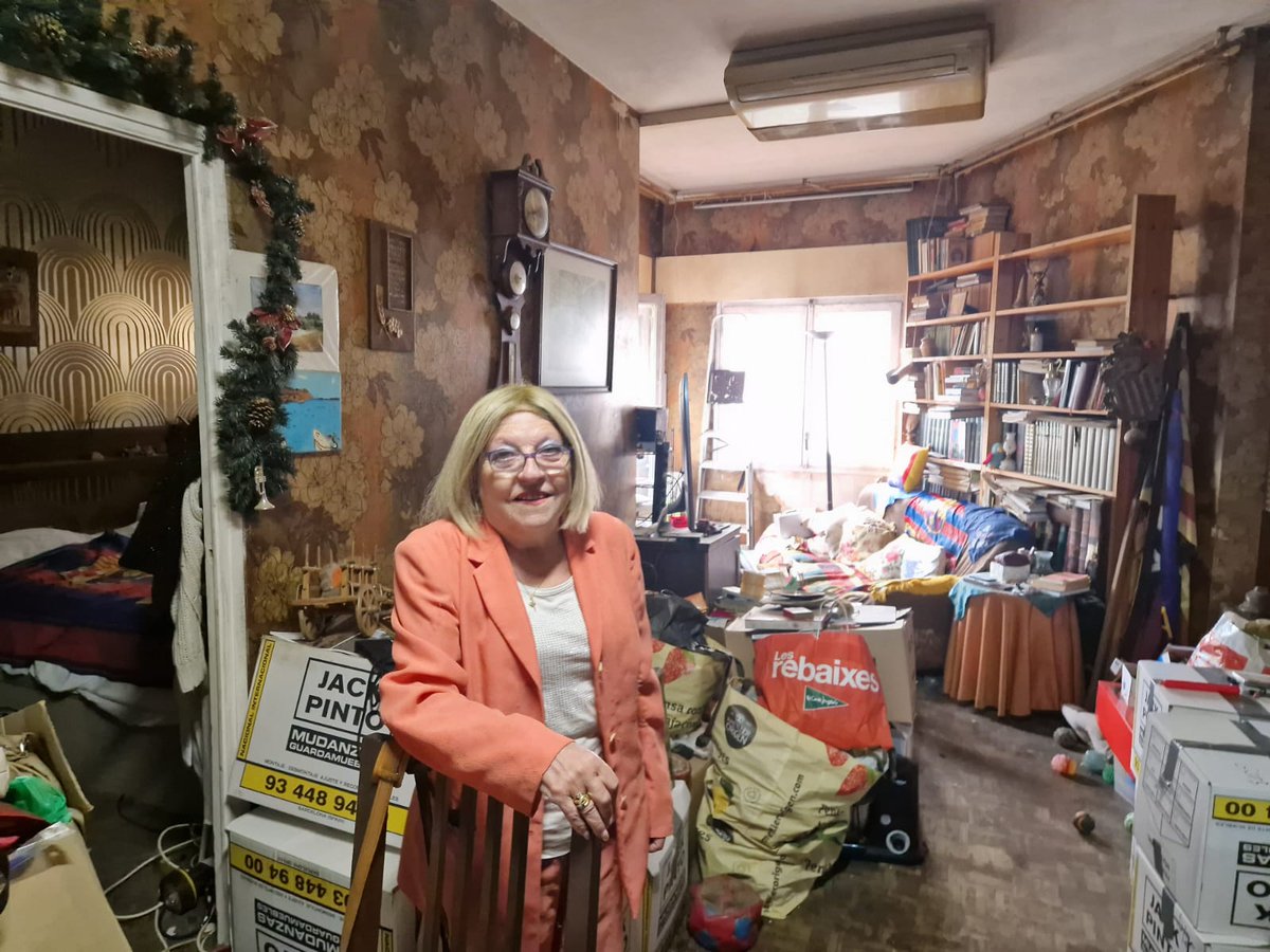 sants3radio's tweet photo. "Si he de marxar serà amb les cames per davant": Volen desnonar una dona de 75 anys de Sants.
Al #SantsMontjuïcAlDia en @PauGatell entrevista la Montserrat, que viu al mateix pis de Joan Güell des del 1976.

🎧Audio👉https://t.co/EiyXTxEIqn
📰Notícia📸👉https://t.co/i3B3CmdtmT https://t.co/71zV29dRx8