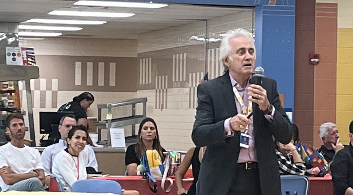 david_samore's tweet image. TEACHING &amp;amp; LEARNING are often paired together, so teachers themselves are the first to say that they never stop learning. Here I share with a school faculty how a BILINGUAL BRAIN develops differently from others.
#leadership #liderazgo #bilingual #bilingüe #teachers #profesores