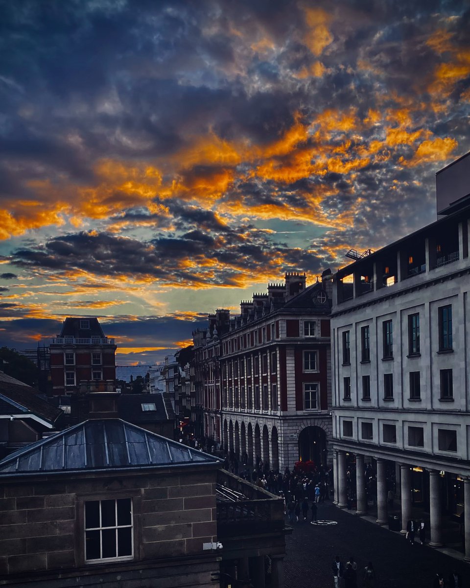 Aled Hall 🏴 (@aledhall) on Twitter photo Awyr anhygoel i’w weld drwy ffenest ystafell newid y tŷ opera fan hyn yn Covent Garden.Dramatig iawn ar ddiwrnod opera’r byd👍🏼😃
Fabulous sky seen through dressing room window at the royal opera house…very dramatic on #WorldOperaDay too👍🏼😃
<a href="/StormHour/">#StormHour</a> <a href="/ThePhotoHour/">#ThePhotoHour</a>
#London Awyr anhygoel i’w weld drwy ffenest ystafell newid y tŷ opera fan hyn yn Covent Garden.Dramatig iawn ar ddiwrnod opera’r byd👍🏼😃
Fabulous sky seen through dressing room window at the royal opera house…very dramatic on #WorldOperaDay too👍🏼😃
<a href="/StormHour/">#StormHour</a> <a href="/ThePhotoHour/">#ThePhotoHour</a>
#London
