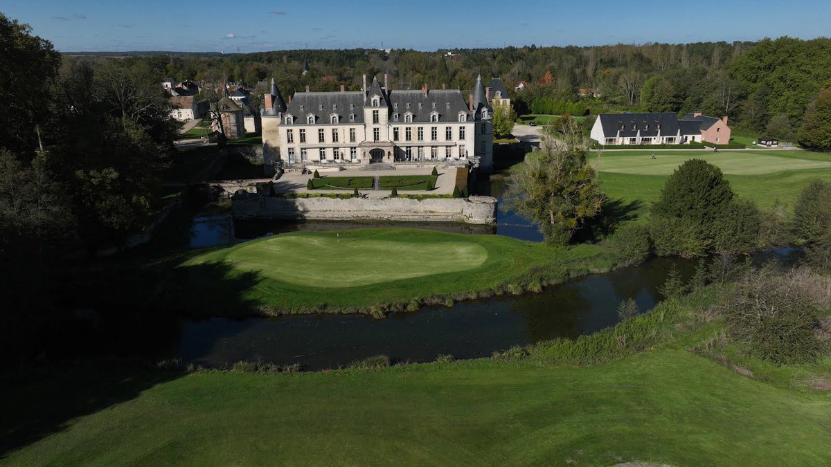 Reportage au-dessus du <a href="/GolfAugerville/">Chateau d'Augerville</a>  (Loiret).