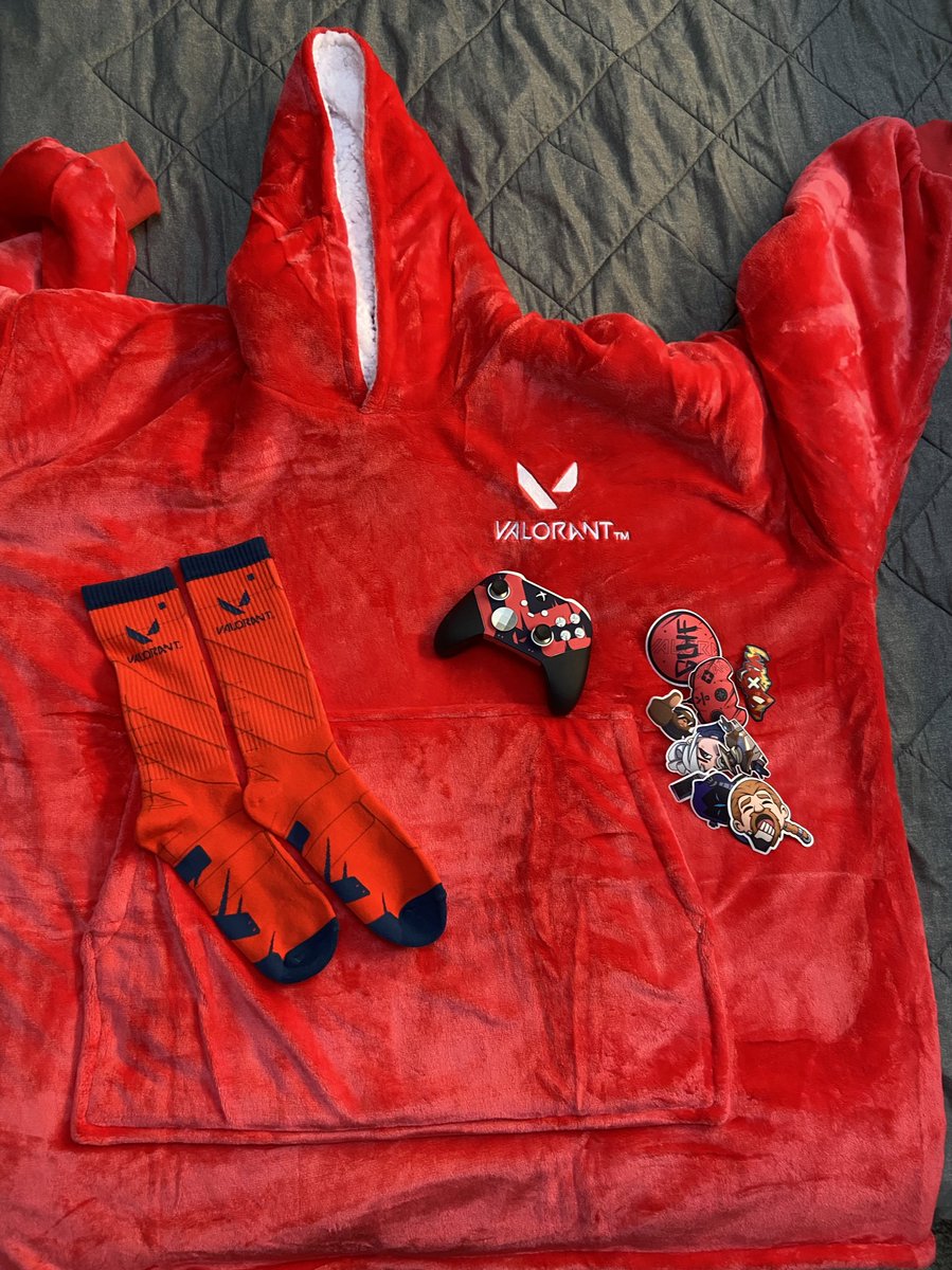 Came back home from my travels to this amazing care package! Thanks so much for showing love to the creators <a href="/VALORANT/">VALORANT</a> u guys are the best 🫶🫶🫶