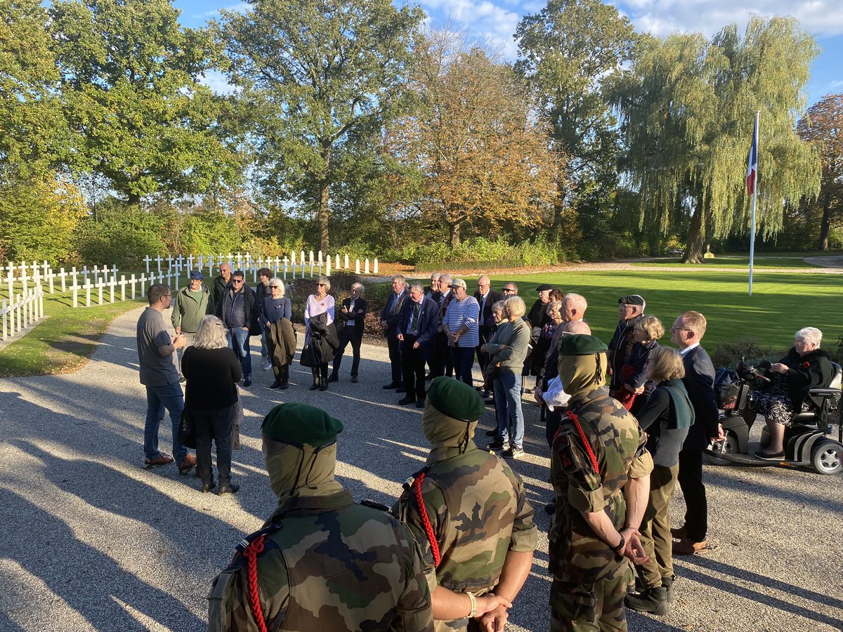 This afternoon we went to our museum and the French war cemetery in Kapelle. 
It was emotional, special for our French guests. Good to have so many friends and relatives over....that's were we do it for!!