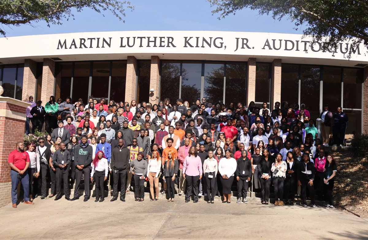 Thank you, <a href="/SCSTATE1896/">SC State University</a>, for welcoming our seniors from across the district today! Your campus tour, scholarship opportunities, and valuable resources are helping pave the way for their future success. Together, we're building brighter futures! 🌟📚 #WeAreOne #CollegeBound