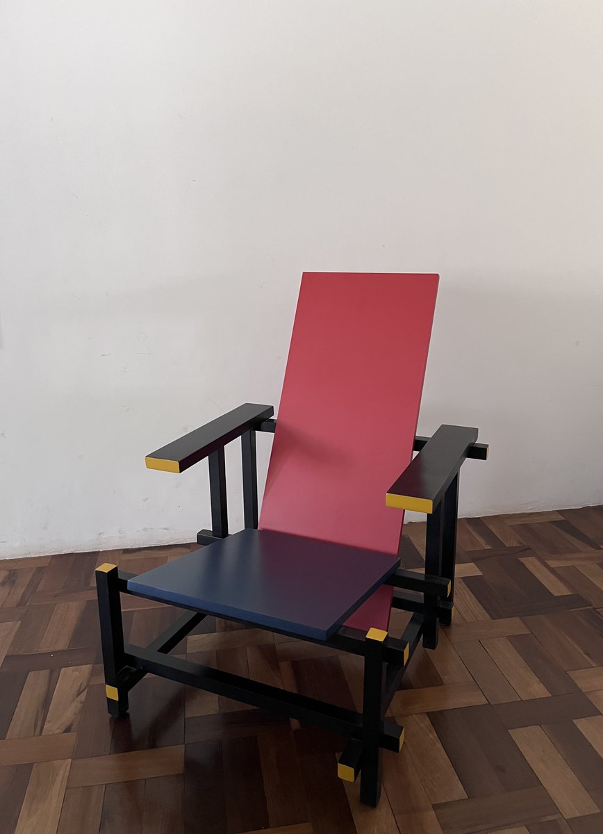 alexaenrd's tweet photo. gente de curitiba, tô vendendo uma cadeira vermelha e azul Gerrit Rietveld por um precinho bem amigo🫰 quem puder compartilha https://t.co/chIeKI0TUe