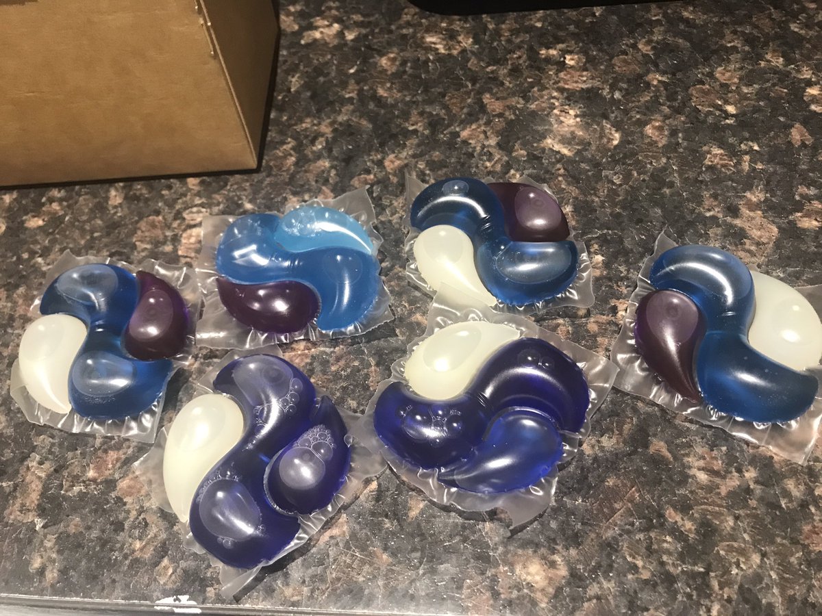 G51Boo's tweet image. @persiluk @PersilLaundry Hi 👋 I’ve just bought these for the very first time ( I prefer your powder ) but I’m confused. Why are the blues different and one doesn’t have white in it. Which do I use on a regular 40deg colour wash please? Thanks