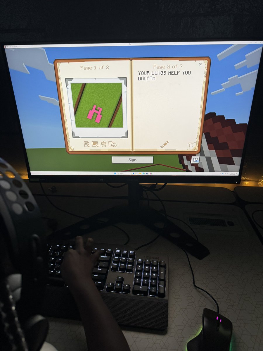 DCPSMinecraft's tweet image. Today students built organs in Fred and wrote about their functions 🧠🫁

#MinecraftEdu
#GameBasedLearning