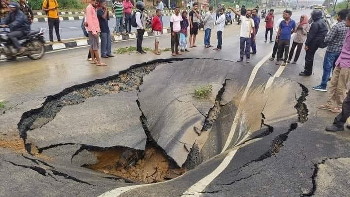 seeteshofficial's tweet photo. #धनबाद के 450 करोड़ की लागत से बनी सड़क बन गई कुआं

@nitin_gadkari https://t.co/GiTKXIZGBT