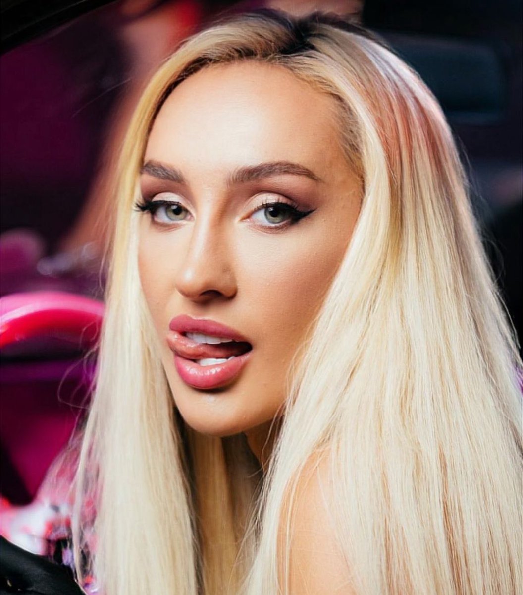 dvbbd_'s tweet image. vi comentarios criticando el físico de Fran cuando estuvo en Perú, puedes criticarle lo que quieras pero no su físico po wn, si la mina es la barbie en persona, sean menos evidentes con su envidia y lo peor es que lo decían pura wnas con cara de 🐵 #GanaroServir #franmaira