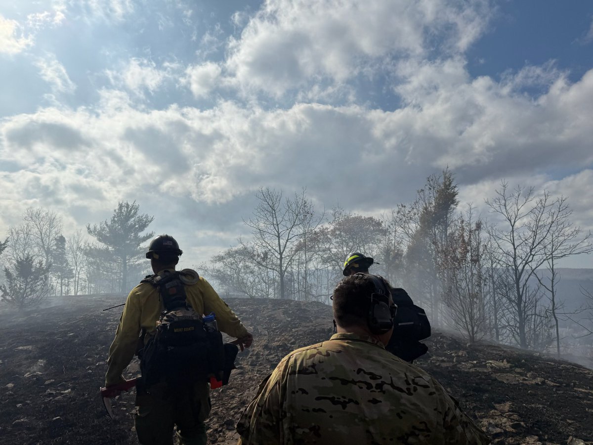CTNationalGuard's tweet photo. #CTNG aircrews and first responders are hard at work doing their part to protect the lives and property of our residents in the vicinity of Lamentation Mountain and the surrounding communities. #ConnecticutNationalGuard #ReddyAlwaysThere #HawthorneFire https://t.co/rm2xdKVUJQ