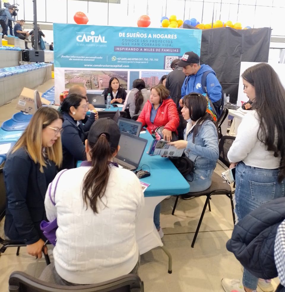 CAMACOLBOGOTA's tweet photo. Hoy acompañamos a @Bogota y @habitatbogota en la #FeriaDeVivienda #MiCasaEnBogotá donde nuestras empresas afiliadas participan: #ConstructoraBolívar, @GrupoMacana, #ConstructoraCapital, @Cusezar, @FNAahorro, @Colsubsidio_Ofi y @bancocajasocial.
¡Todo para que más hogares cumplan el sueño de tener una vivienda!
#ConstruyendoFuturo